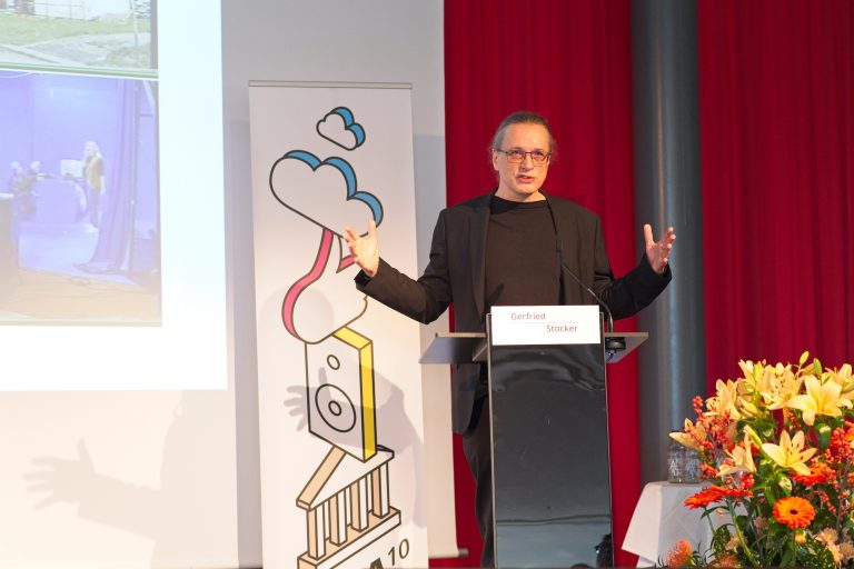 "Öffentlichkeit schaffen: Wie digitale Kultur kritisch reflektieren und vermitteln?" Vortrag von Gerfried Stocker anlässlich nft10 in Bern.